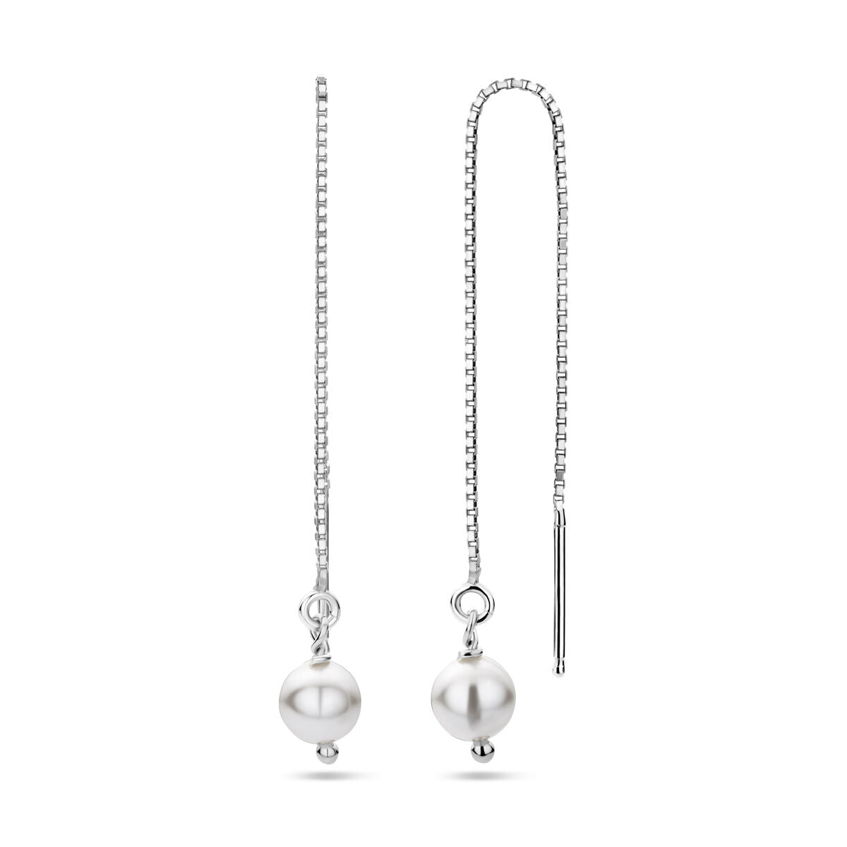 Een paar Van der Kooij Collectie doortrekoorbellen swarovski parel zilver gerhodineerd, elk met een delicaat doosje ketting en ronde witte Swarovski parel; een oorbel is volledig uitgestrekt terwijl de andere is gevouwen om beide kanten te laten zien.
