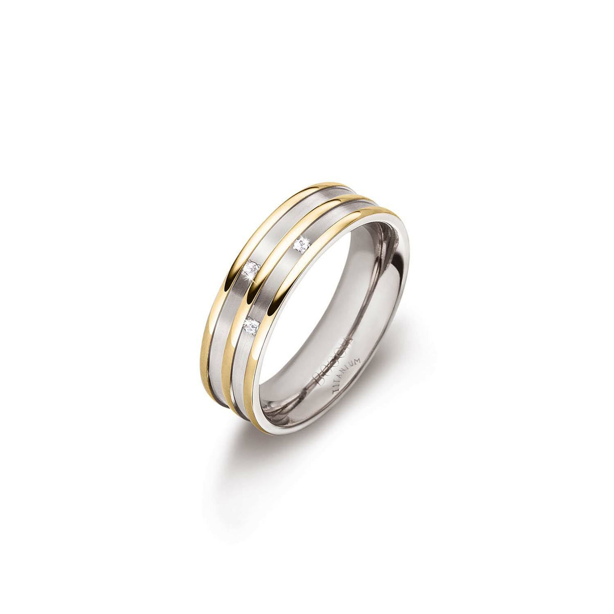 Anello in titanio bicolore con due fasce dorate e una fascia argentata, decorato con un diamante.