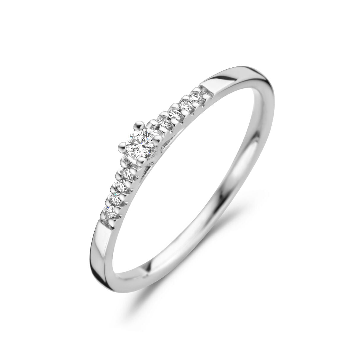 Anello in oro bianco 14K con diamanti da 0,07 ct, design sottile e brillante.