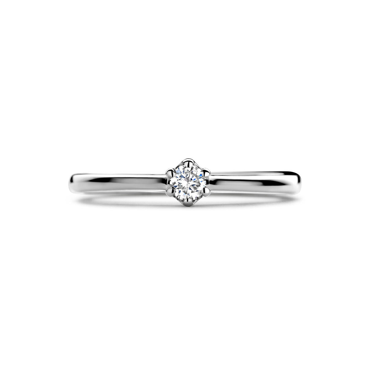 Een eenvoudige, elegante aanzoeksring diamant 0,10ct H SI in 14K witgoud van Van der Kooij Collectie, met een enkele ronde diamanten solitaire in een klassieke griffenzetting tegen een effen witte achtergrond.