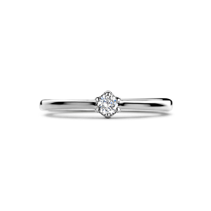 Een eenvoudige, elegante aanzoeksring diamant 0,10ct H SI in 14K witgoud van Van der Kooij Collectie, met een enkele ronde diamanten solitaire in een klassieke griffenzetting tegen een effen witte achtergrond.