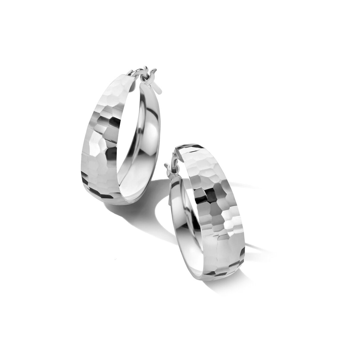 Orecchini alla creola in argento rodiato, diametro 7,0 mm, con finitura diamantata.