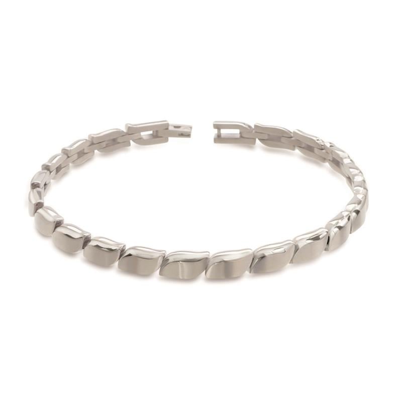 Bracciale in titanio con maglie ovali lucide e finitura liscia.