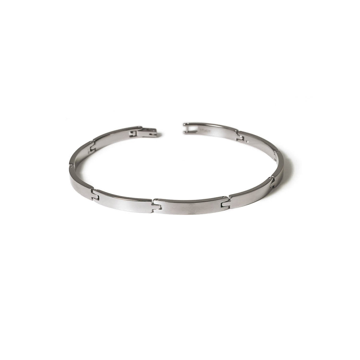 Bracciale in titanio con finitura lucida e design minimalista.