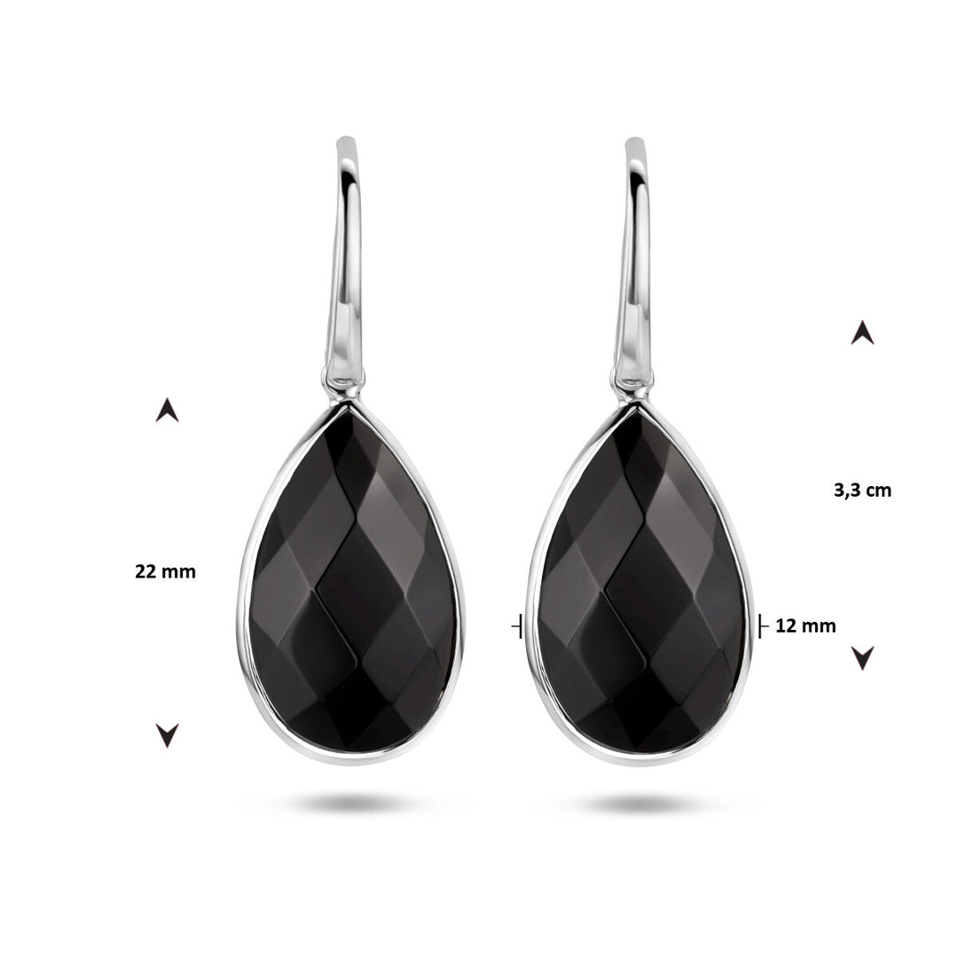 Deze oorhangers onyx franse haak zilver gerhodineerd van Van der Kooij Collectie hebben druppelvormige, facetgeslepen zwarte stenen, meten 22x12 mm (totale hoogte 3,3 cm) en zijn afgebeeld tegen een witte achtergrond - perfecte dames sieraden.