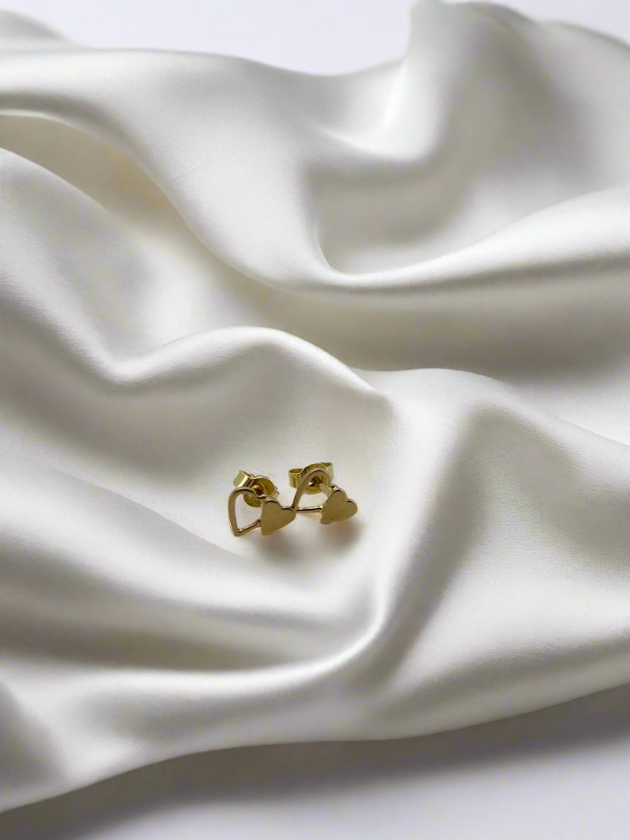 Orecchini vintage in oro 18K a forma di cuore.