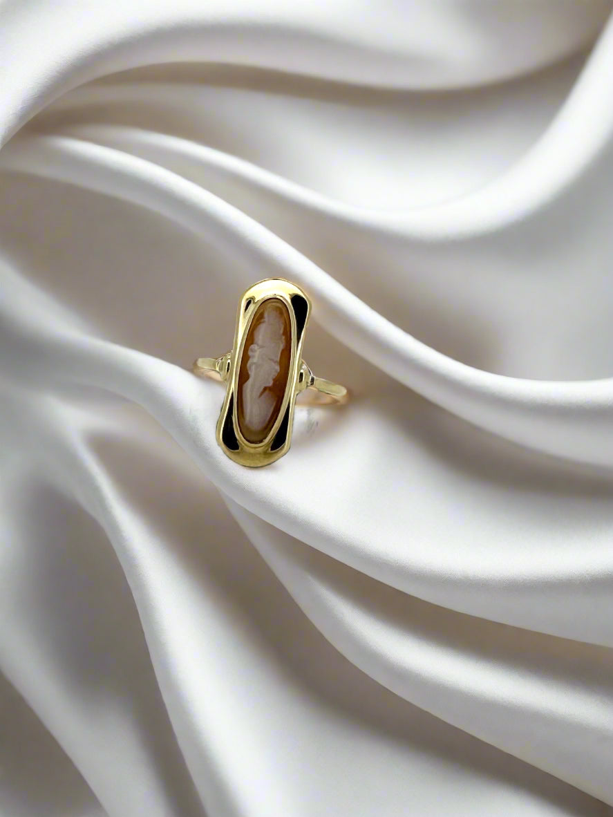 Anello vintage in oro 14k con cameo ovale su fondo nero.