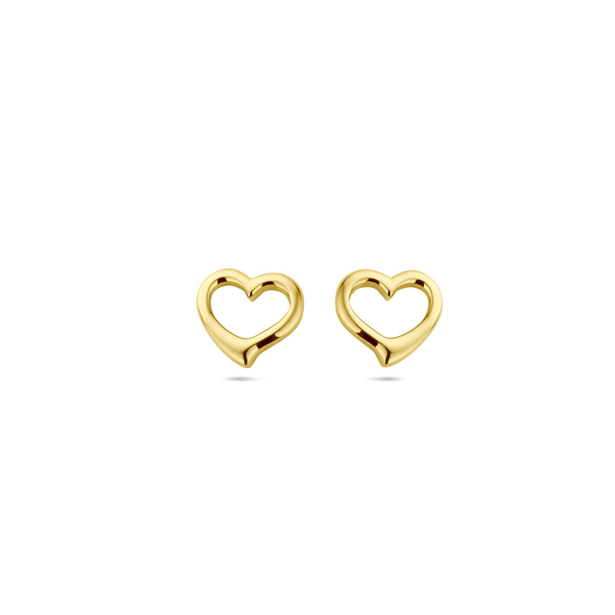 Een paar kleine, open oorknoppen hart 1 micron zilver verguld (geel) van Van der Kooij Collectie is te zien op een witte achtergrond-perfect als valentijnscadeau.
