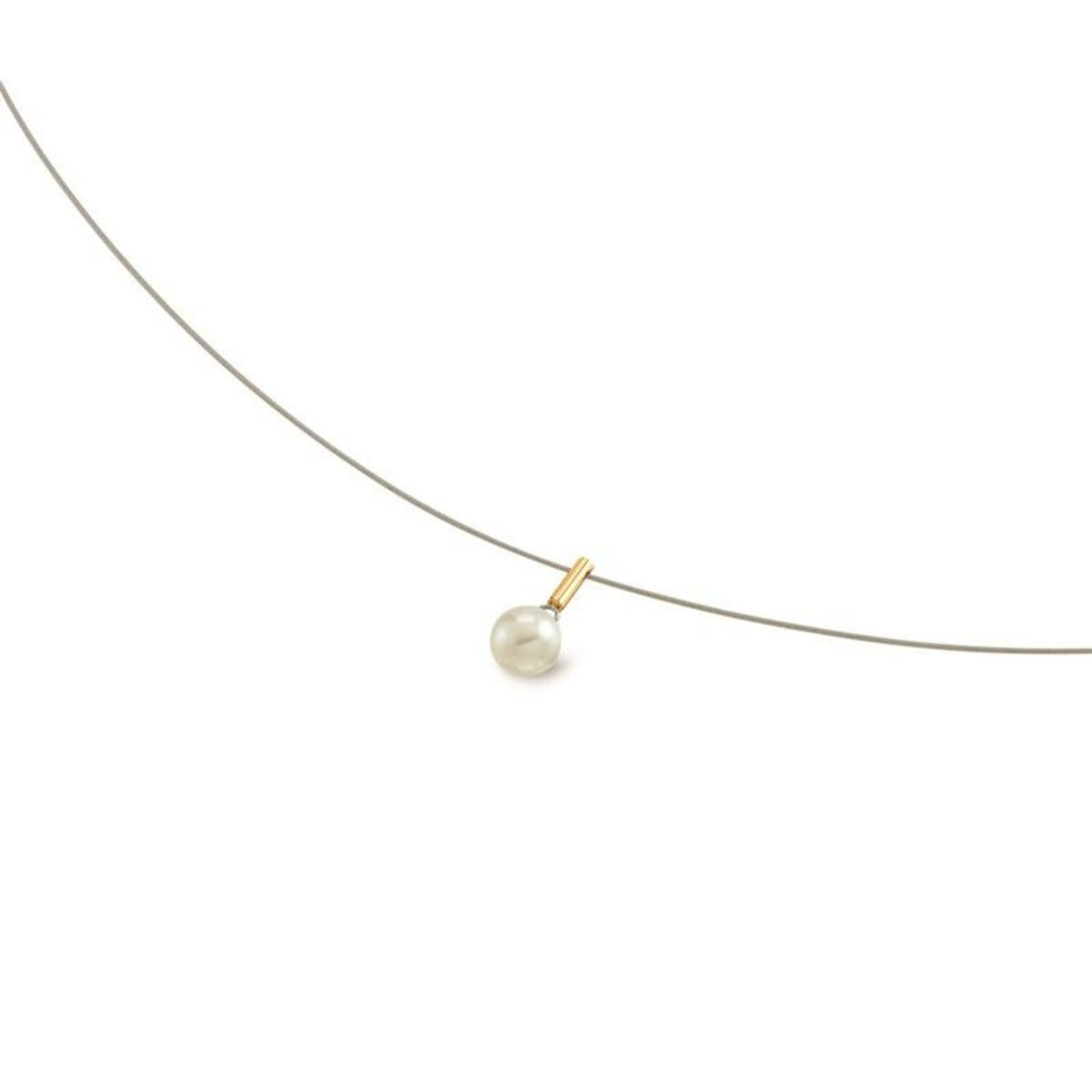Collana in titanio con perla bianca pendente e dettagli in oro.