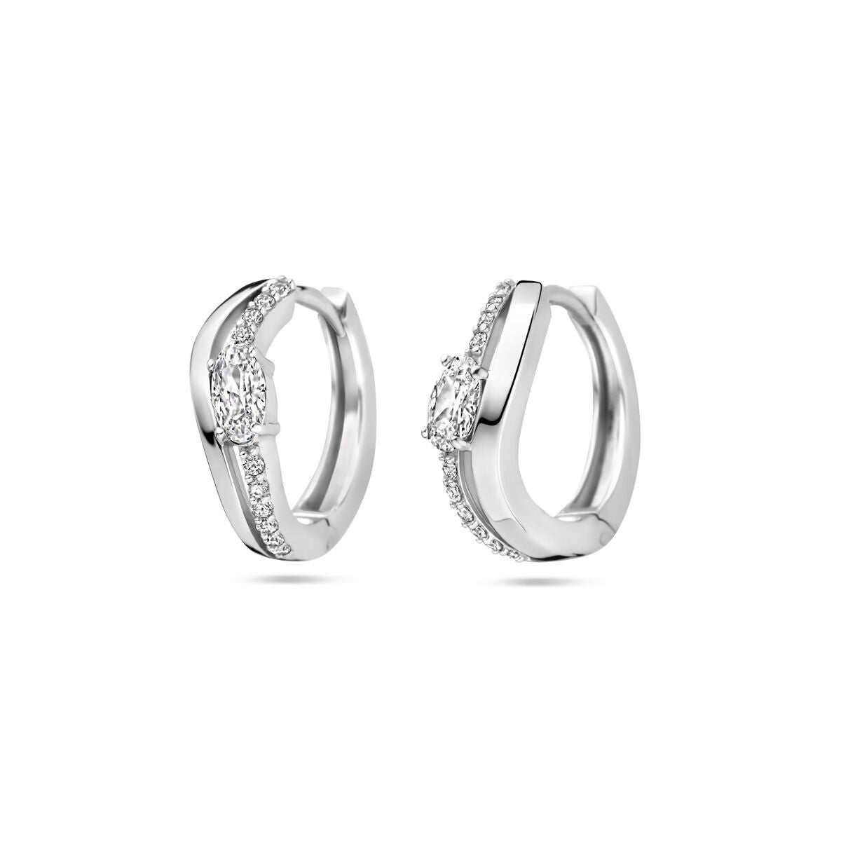 Orecchini alla creola in argento rodiato con zircone, diametro di 14,5 mm.