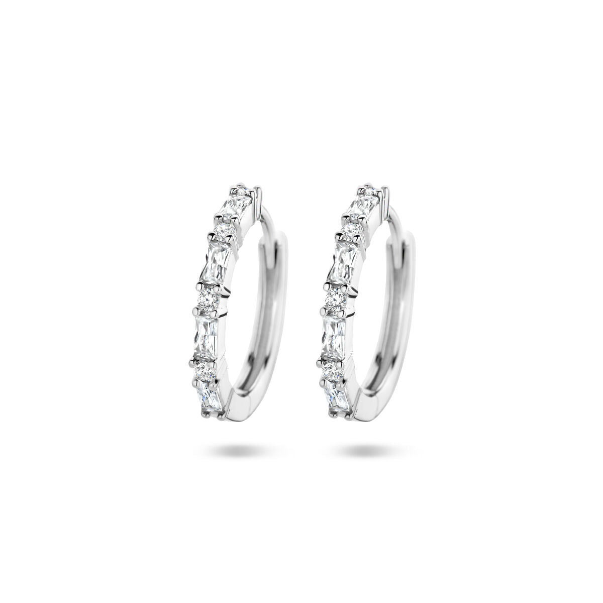 Orecchini alla creola in argento rodiato con zirconi trasparenti.