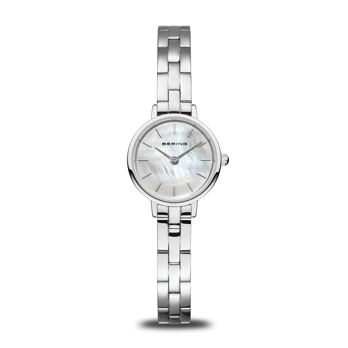 Orologio con cassa argentata e quadrante madreperla, cinturino in acciaio lucido.