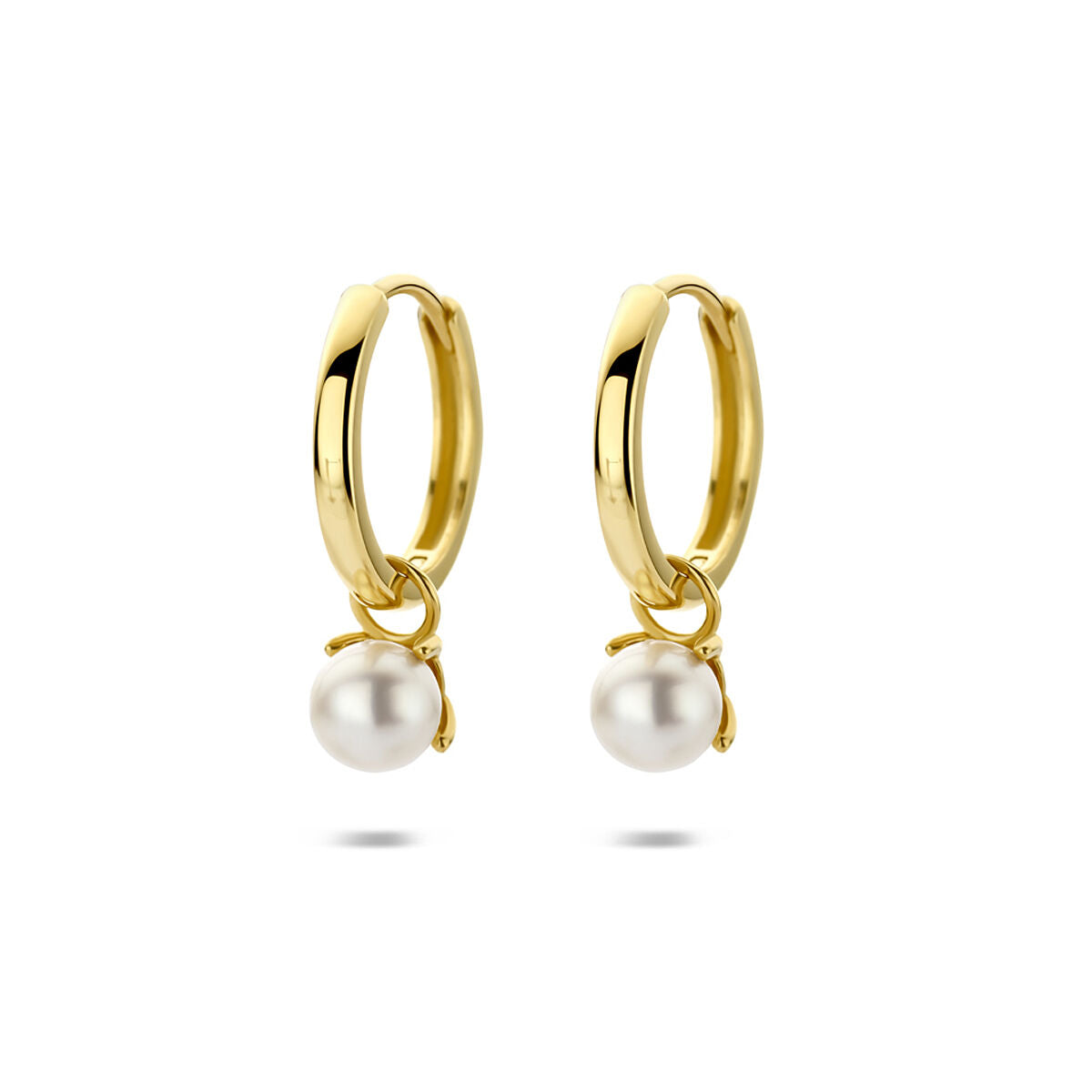 Orecchini in oro giallo 14k con perle pendenti.