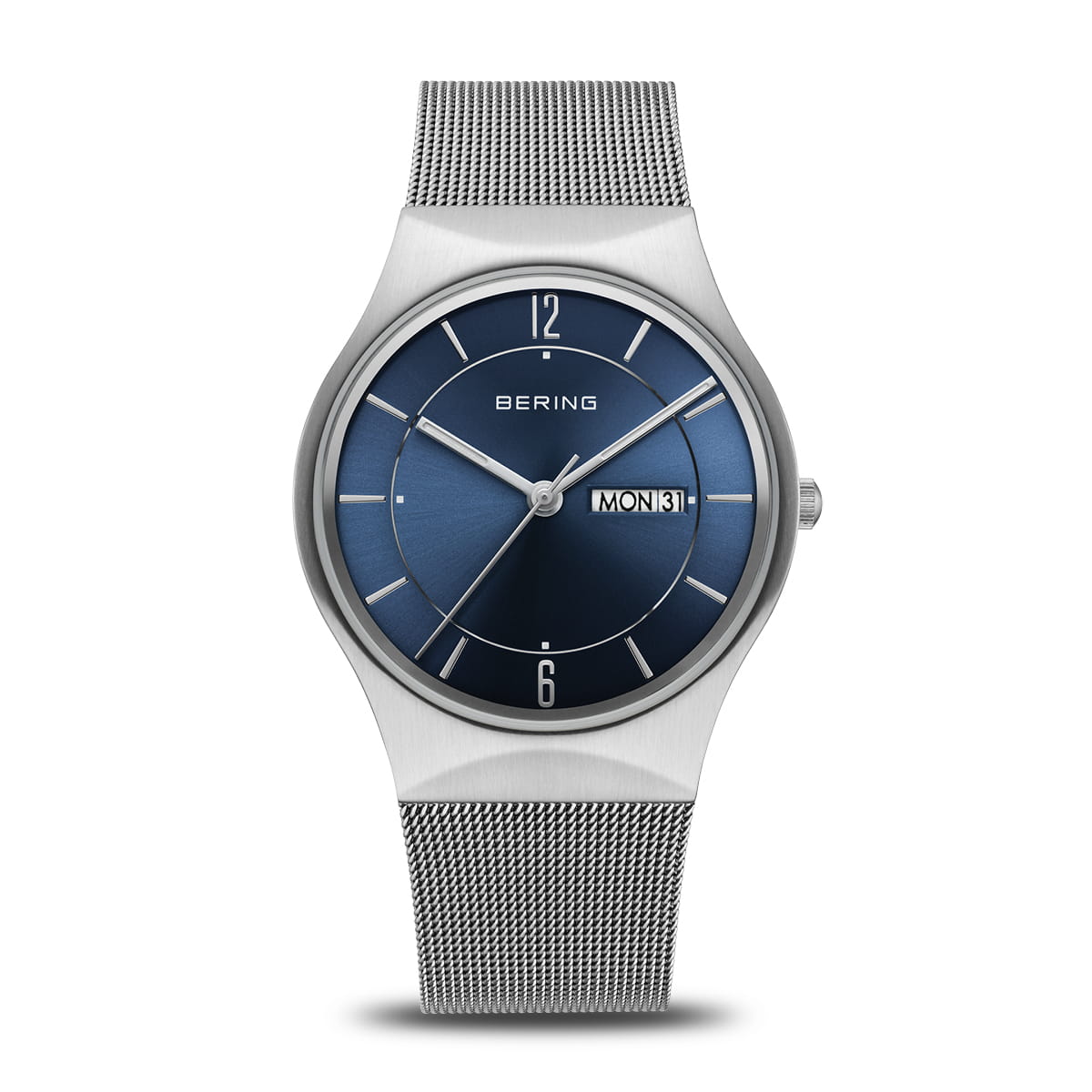Orologio con quadrante blu, cassa in acciaio inox e cinturino in maglia metallica.