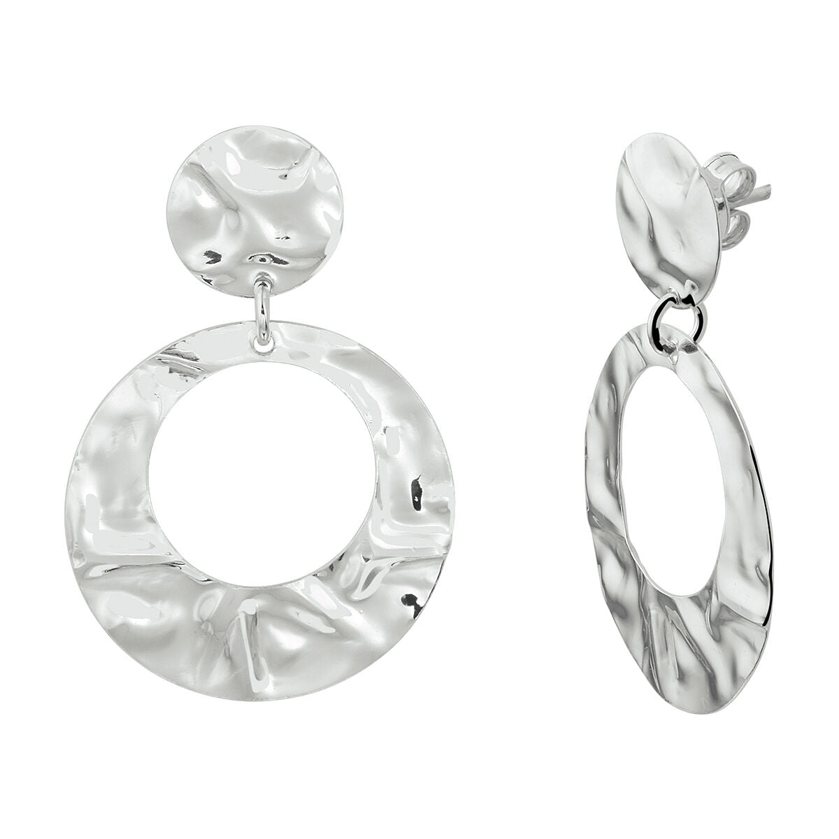 Orecchini in argento rodiato con finitura martellata, forma circolare e pendente.