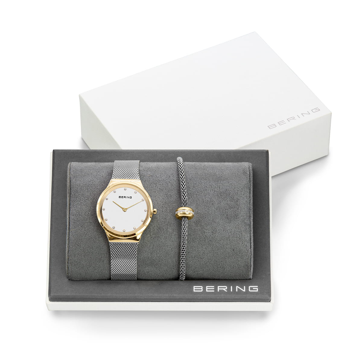 Orologio con quadrante bianco e cassa dorata, cinturino grigio, accompagnato da un bracciale sottile.