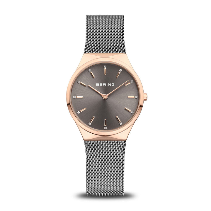 Ervaar de elegantie van het Bering horloge model 12131-339-GWP, met een roségouden kast, grijze wijzerplaat, eenvoudige uurmarkeringen en wijzers en een Milanees band. Dit horloge wordt aangestuurd door een nauwkeurig Quartz uurwerk voor tijdloze verfijning.