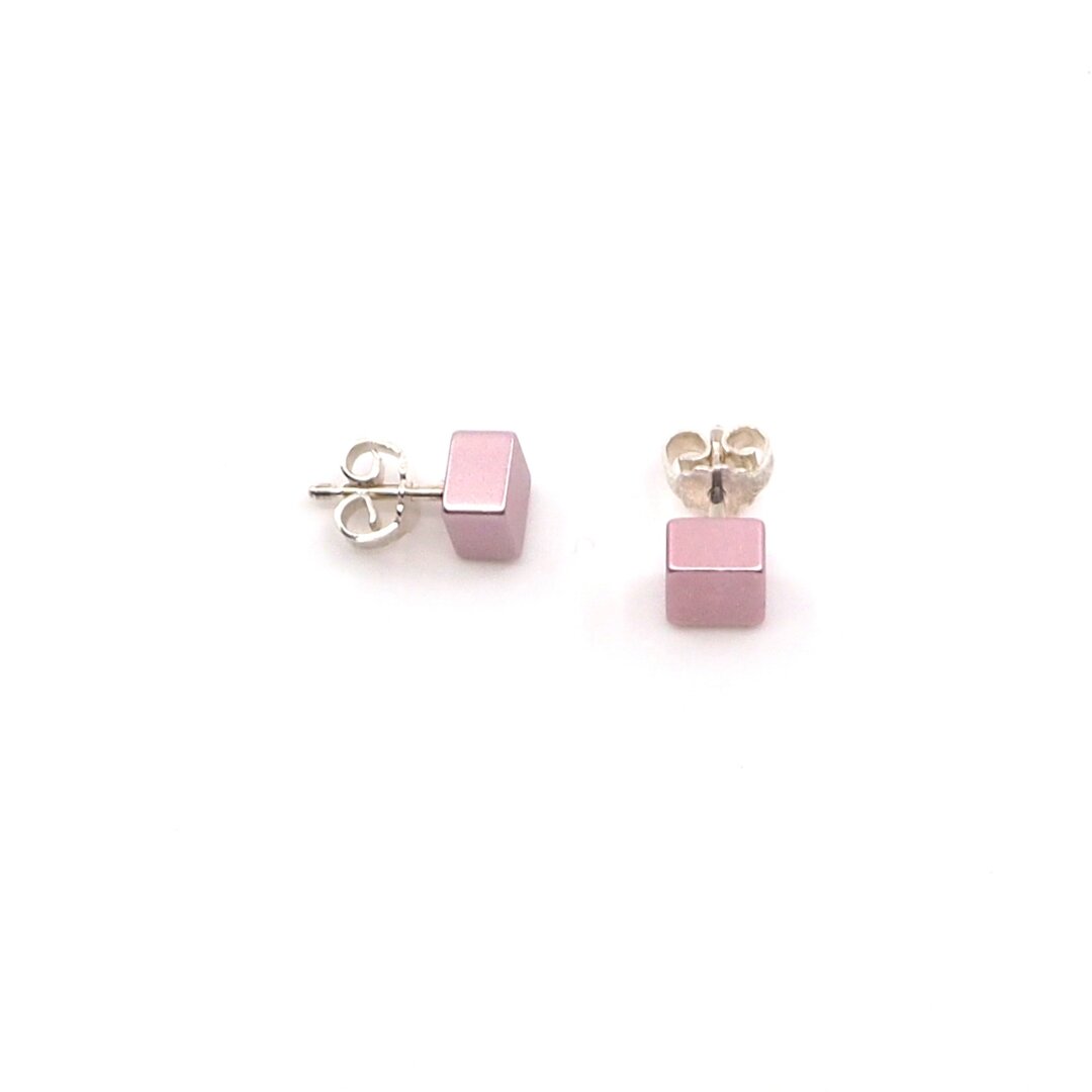 Orecchini a cubo colorati rosa chiaro