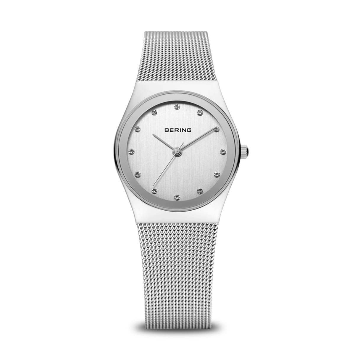 Zilveren horloge met mesh-band en een zilveren wijzerplaat, voorzien van strass-steentjes als index.