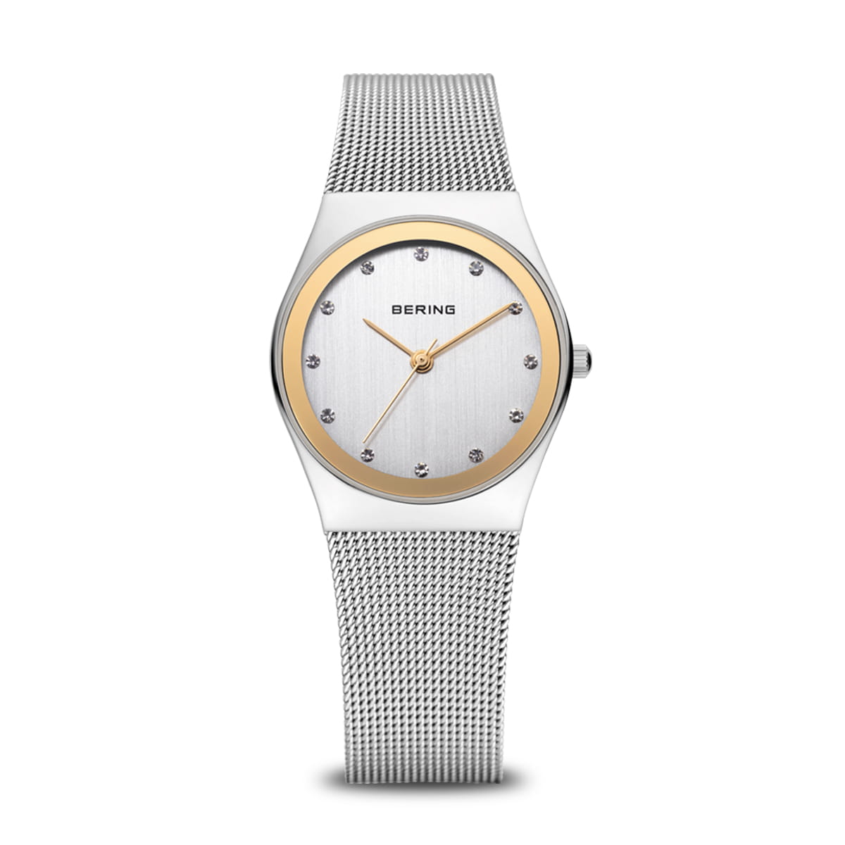 Zilveren horloge met mesh-band, witte wijzerplaat en gouden rand, versierd met steentjes.