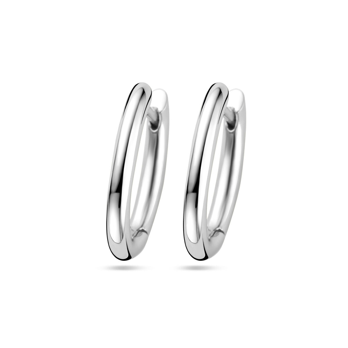 Orecchini alla creola in argento rodiato con design semplice e lineare.