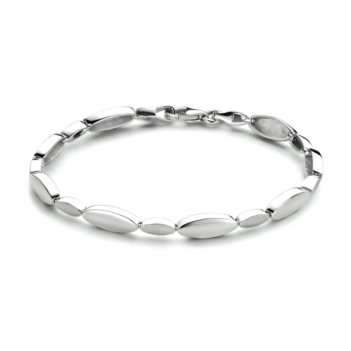 Bracciale in argento rodiato con finitura lucida e opaca, larghezza 5,2 mm e lunghezza 19 cm.