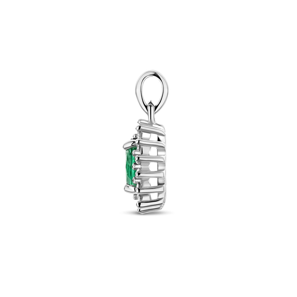 Zijaanzicht van een Van der Kooij Collectie hanger synth. smaragd en zirkonia halo zilver gerhodineerd, met een levendige synthetische smaragd en zirkonia halo in prong zetting met ronde bail, afgebeeld op een witte achtergrond.