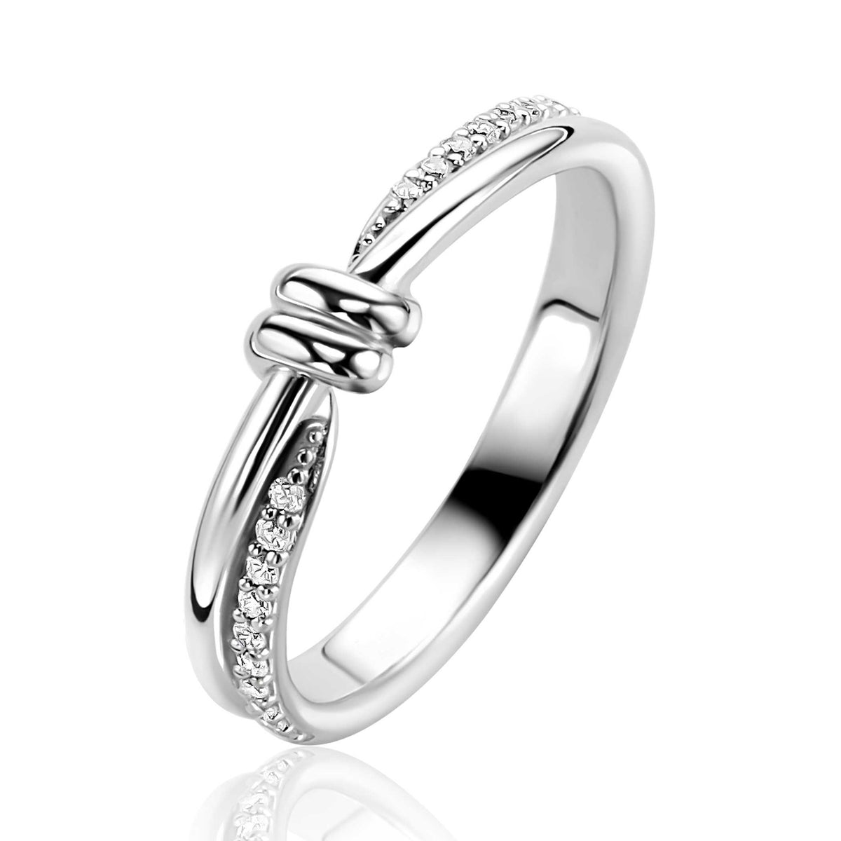 Anello in argento con dettagli lucidi e zirconi, design elegante e raffinato.