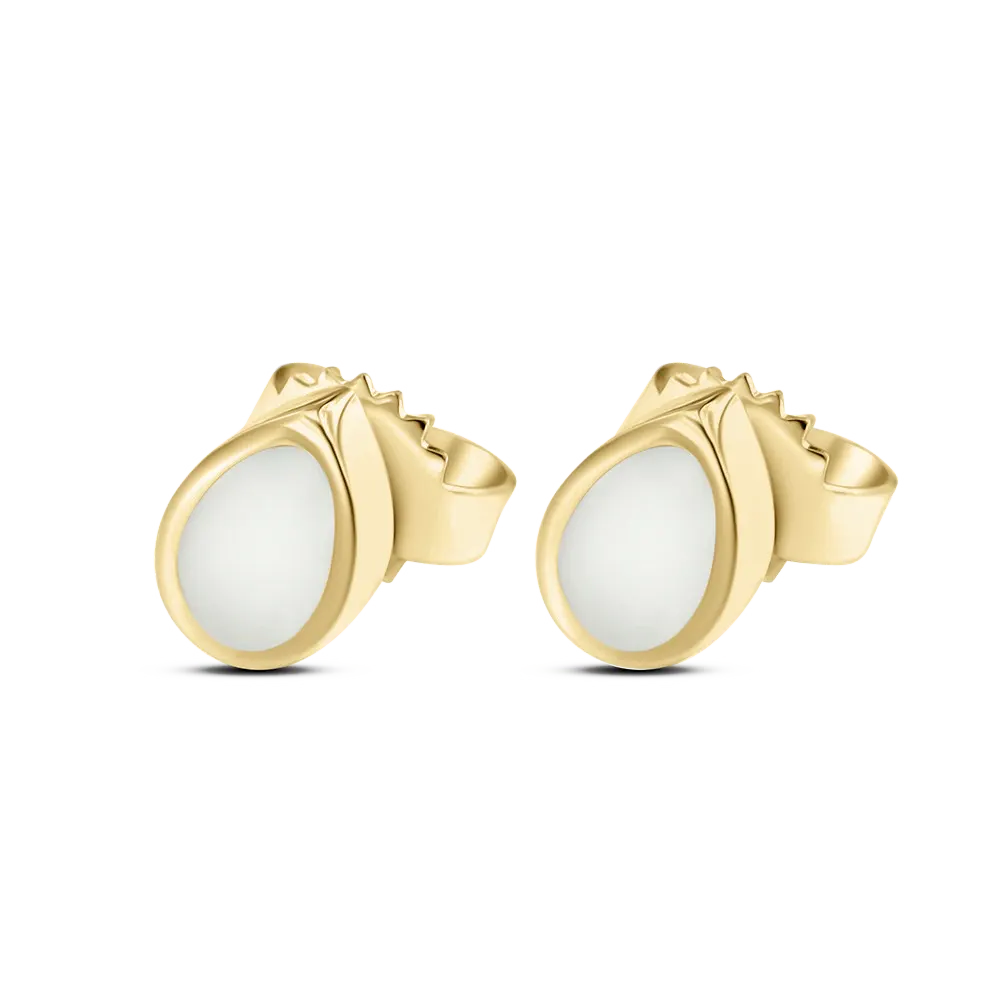 Massieve gouden oorstekers in druppelvorm met een witte, glanzende steen.