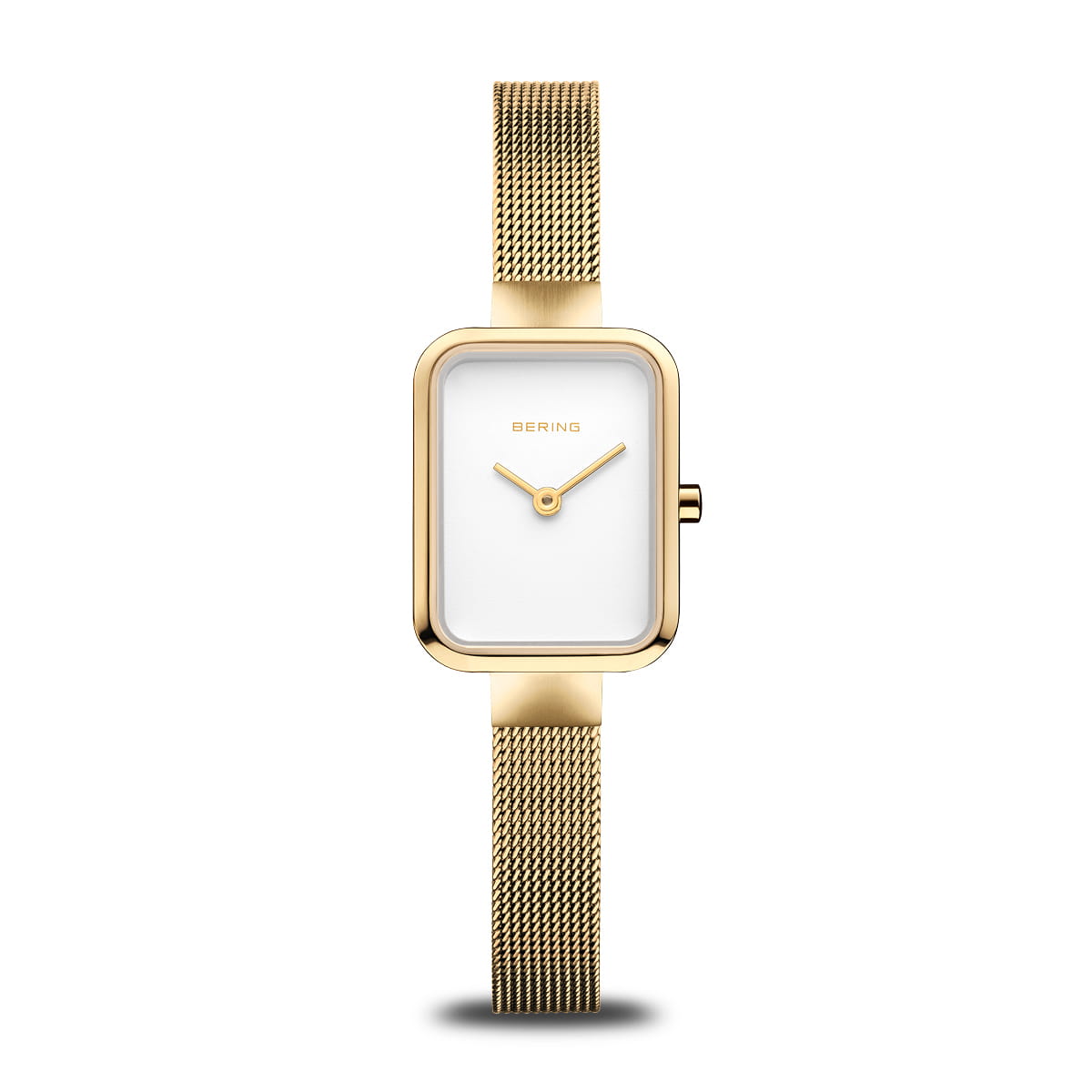 Orologio rettangolare dorato con quadrante bianco e cinturino in maglia metallica.