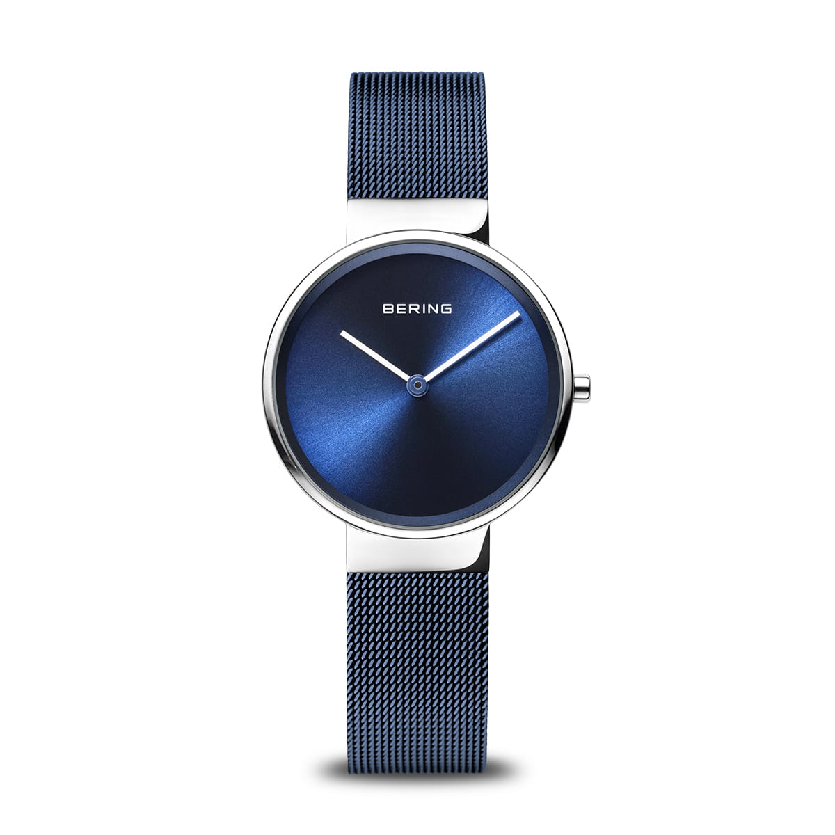 Orologio con cassa argentata e quadrante blu, cinturino in maglia rolò blu.