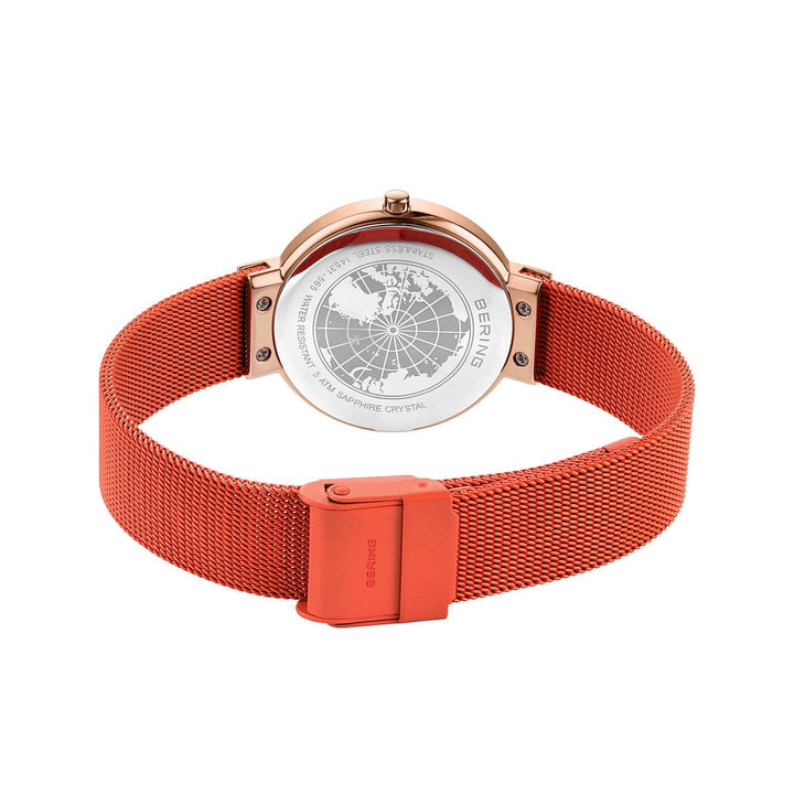 De afbeelding toont de achterkant van een Bering 14531-565, een quartz-horloge met een wereldkaart gegraveerd op de kast, met een rode meshband en sluiting. Het heeft een roségouden afwerking, zichtbare schroefdetails en saffierglas voor duurzaamheid.