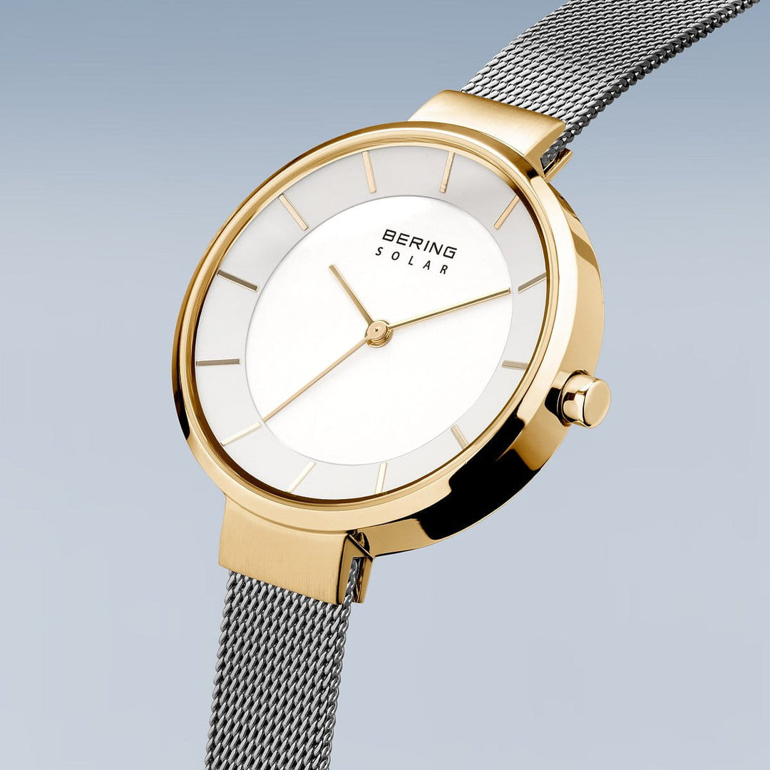 Het Bering dameshorloge 14631-024 heeft een stijlvolle gouden kast met een minimalistische witte wijzerplaat, gouden uurmarkeringen en een quartz uurwerk. Het omvat een dunne gouden meshband over een gradiëntblauwe achtergrond, alles beschermd door duurzaam saffierglas.