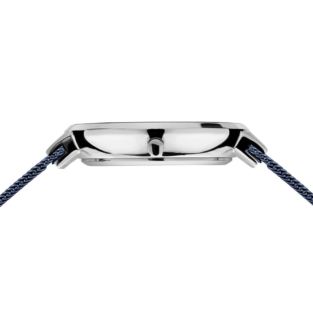 De Bering 14639-307 heeft een strakke, zilveren horlogekast met minimalistisch design, een uitstekende kroon en een gedeeltelijk zichtbare blauwe gevlochten band. Uitgerust met Saffierglas en Solar-uurwerk tilt dit horloge moderne elegantie naar een hoger niveau in tijdwaarneming.