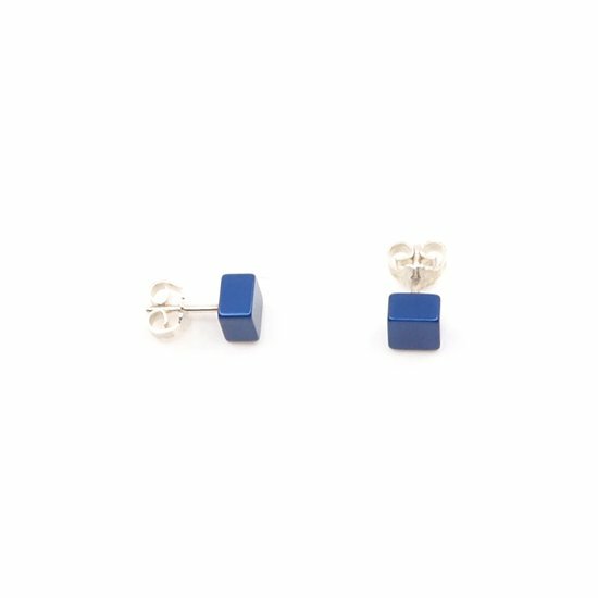Orecchini a forma di cubo blu con montatura in argento.