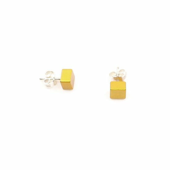 Orecchini a forma di cubo colorato in oro con chiusura a farfalla.