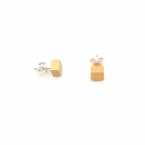 Orecchini a cubo color abricot con chiusura a farfallina in argento.