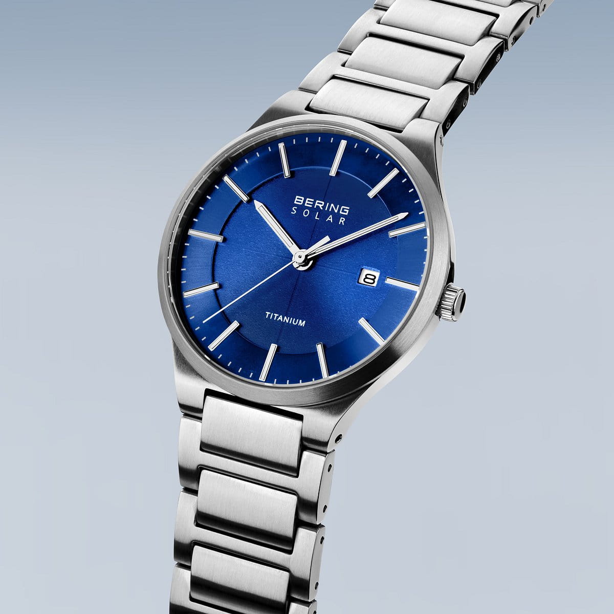 Het Bering 15239-777 horloge, met een strakke titanium band en blauwe wijzerplaat, straalt elegantie uit. Het Bering logo en Titanium worden weergegeven op de wijzerplaat, die ook een gradiënt achtergrond met een handig datumvenster bevat.