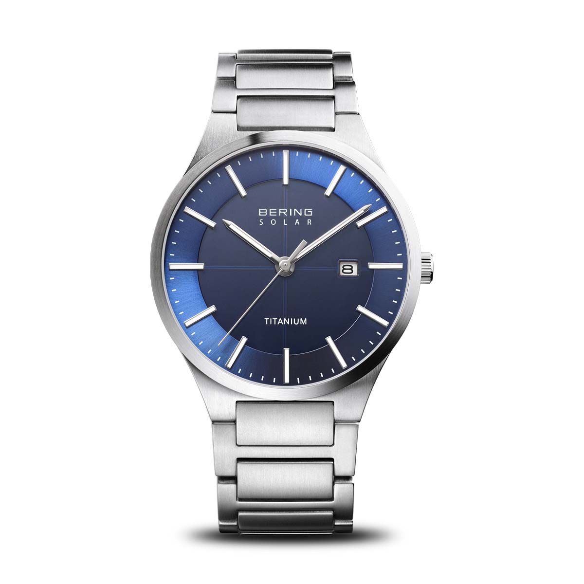 De Bering 15239-777 is een zilveren polshorloge met een titanium band, blauwe wijzerplaat met zilveren uurmarkeringen en wijzers. Het bevat een datumweergave op 3 uur, heeft Bering Herenhorloge en Solar-uurwerk en heeft een minimalistische bezel en kastontwerp.