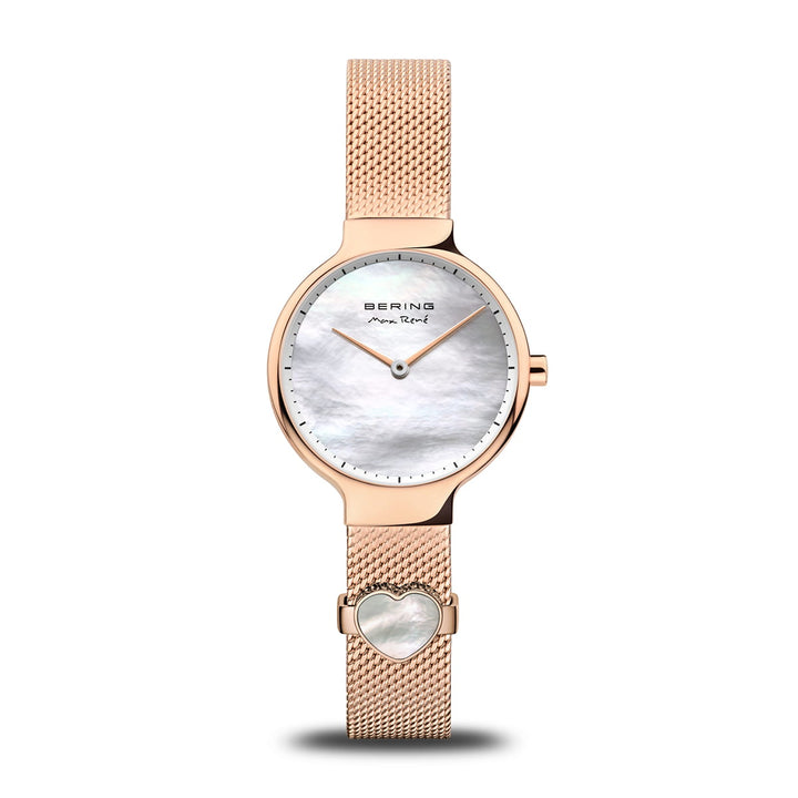 De Bering 15527-364-GWP is een dameshorloge in roségoud met een witte parelmoeren wijzerplaat, meshband, minimalistische uurmarkeringen, merklogo en een hartvormig accent met parelmoeren detail bij de saffierglazen wijzerplaat.