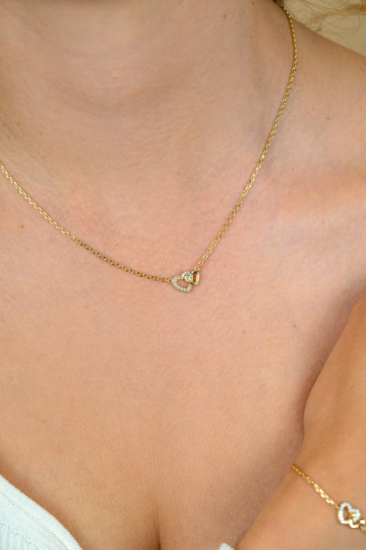Collana in argento placcato oro con pendente a forma di cuore, lunghezza 42-45 cm.