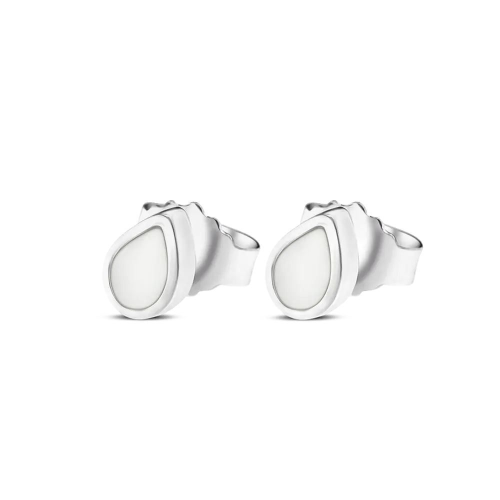 Orecchini a bottone in argento con forma a goccia e finitura lucida.