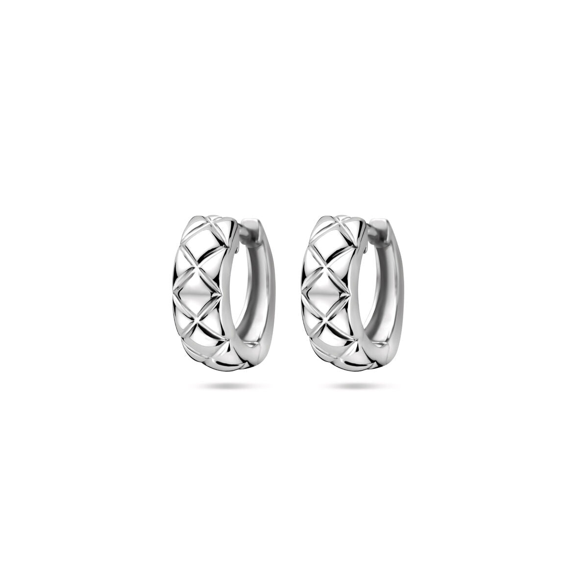 Zilveren klapoorringen van 12,5 mm met een gerhodineerde afwerking en een geometrisch patroon.