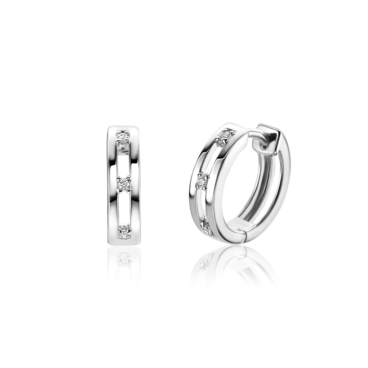 Orecchini in argento con dettagli brillanti e chiusura a scatto.