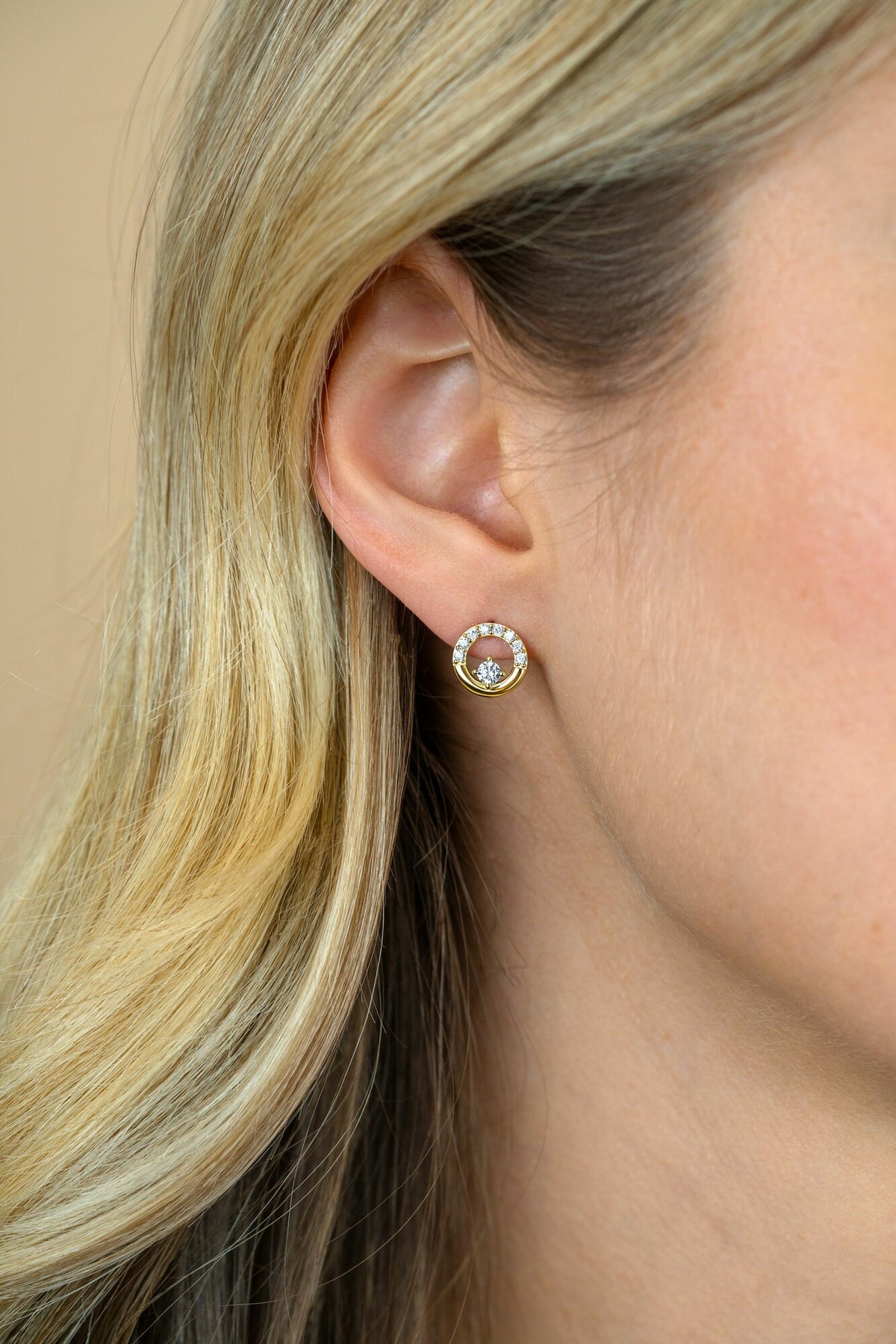 Orecchini a perno ZINZI in argento placcato oro, cerchietto aperto con zircone ZIO2725Y