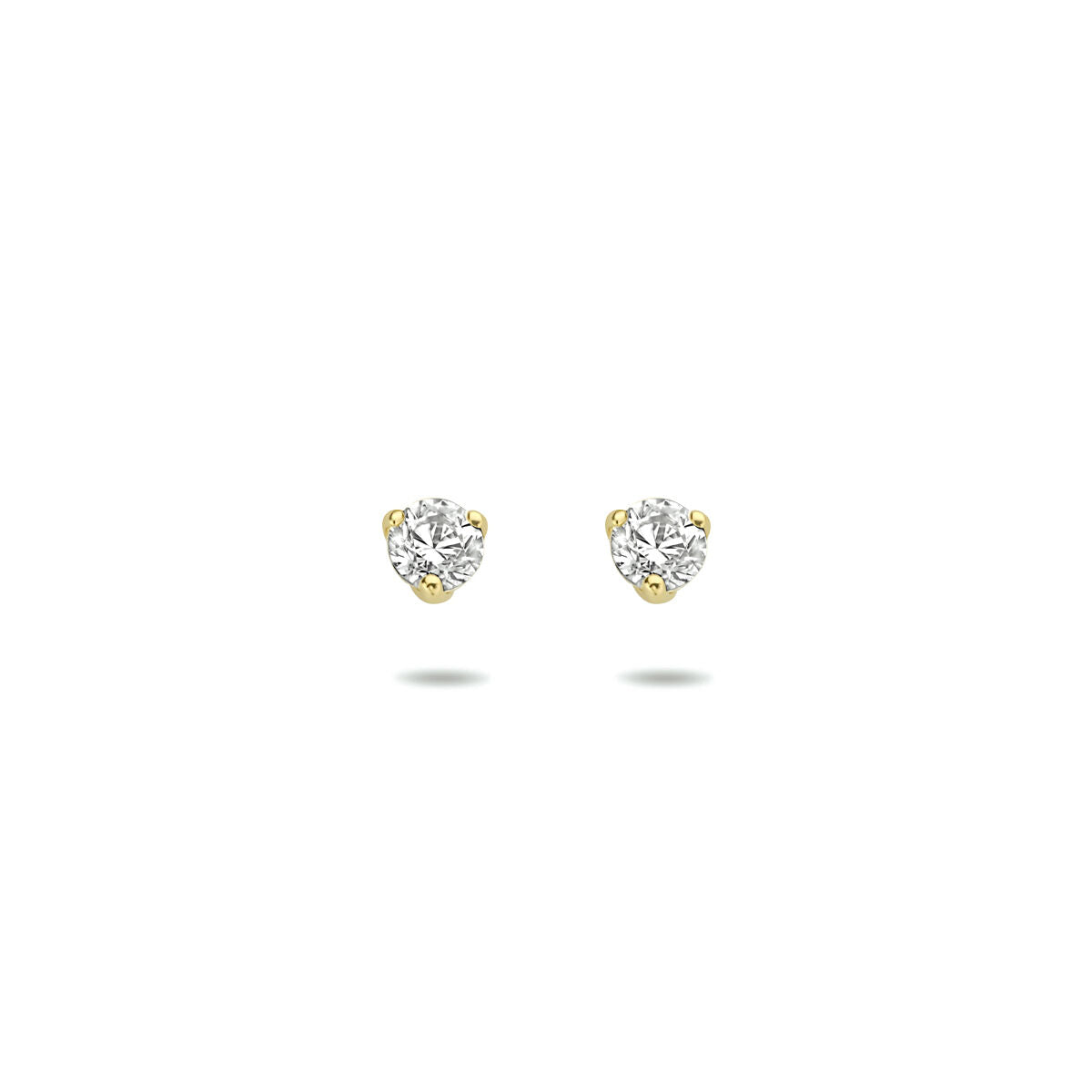 Orecchini in oro giallo 14K con zirconi trasparenti a forma di cuore.