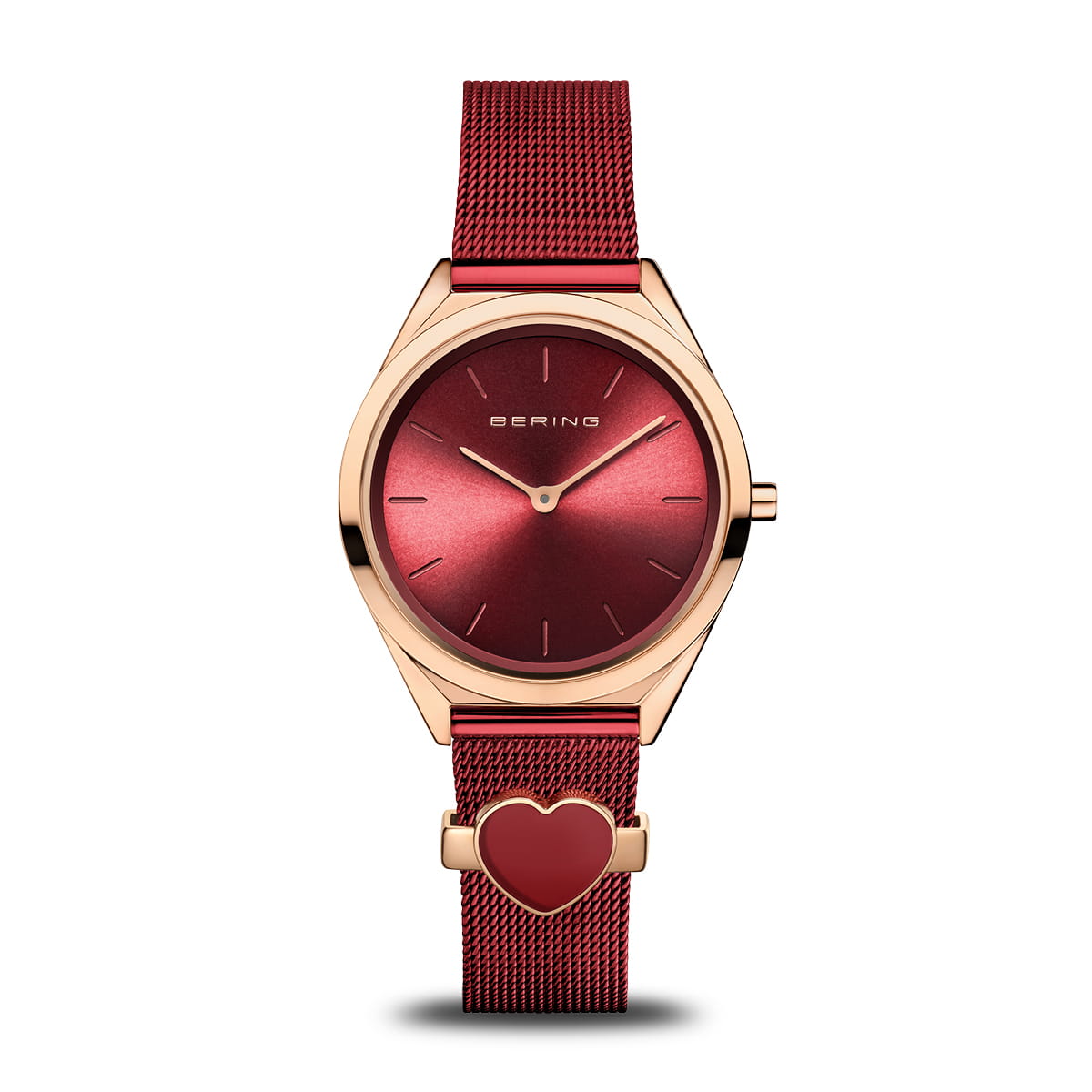Orologio con cassa rossa e cinturino in maglia rolo rosso, decorato con un cuore.