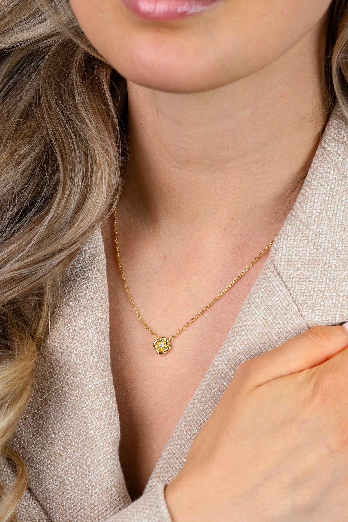 Vergulde zilveren ketting met bloemvormige hanger van 9 mm.