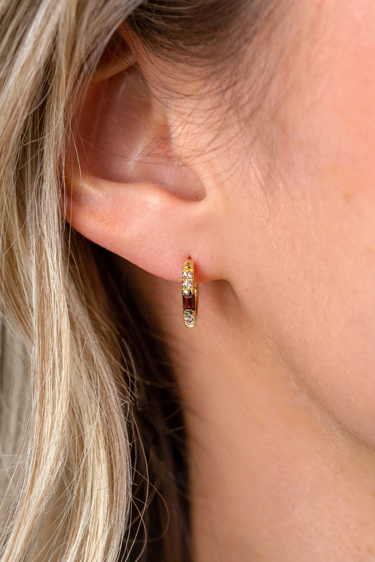 Orecchini in argento placcato oro, forma circolare, diametro di 13 mm.