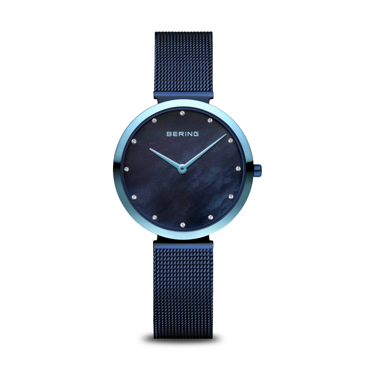 Orologio con cassa blu e quadrante scuro, cinturino in maglia rolò blu.